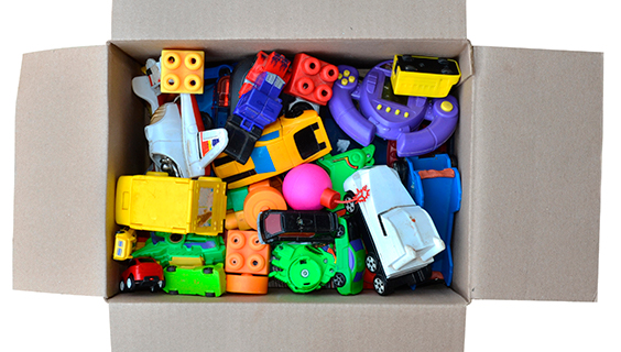 Legetøj i kasse
